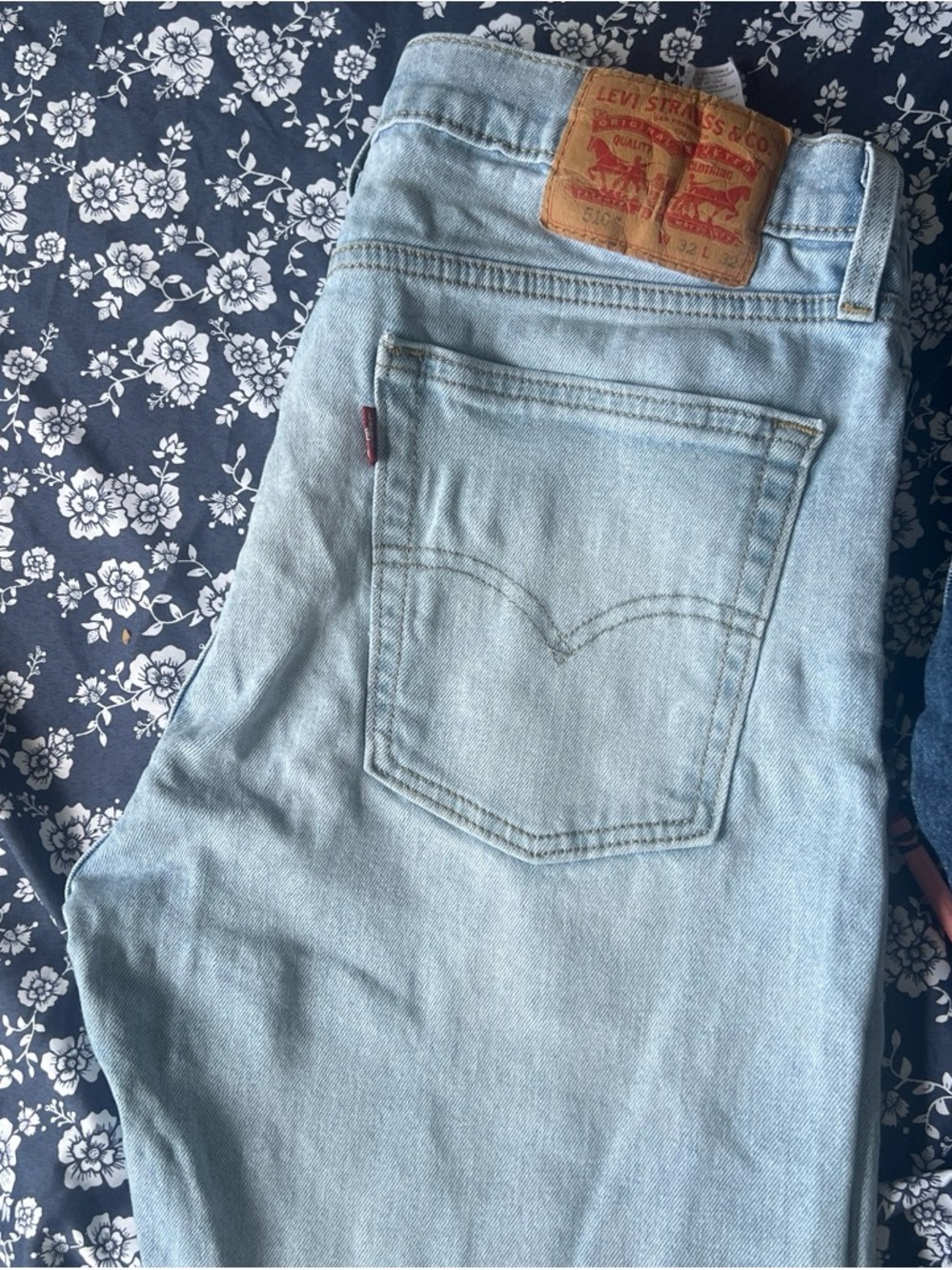 Levi's Light Wash Men's Relaxed Jeans - Classic Back Pocket